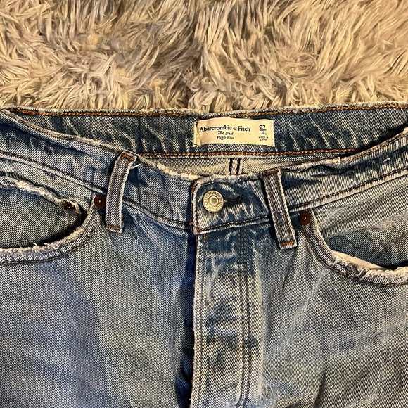 Abercrombie and Fitch jeans “The Dad High Rise” size 27s in light blue - Picture 2 of 3
